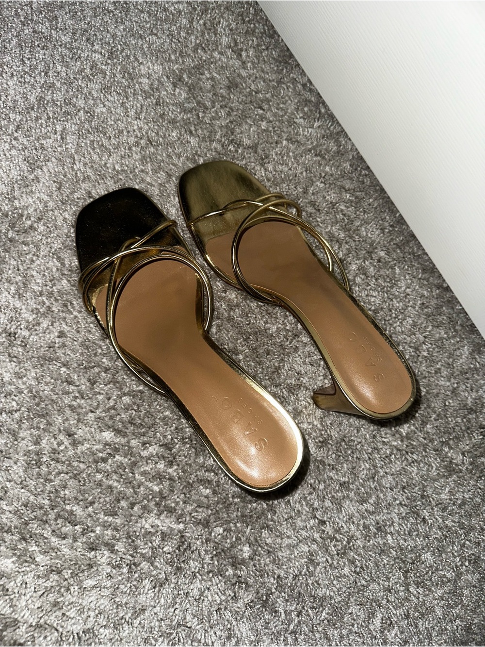 Sabo Skirt gold heels - Picture 2 of 3